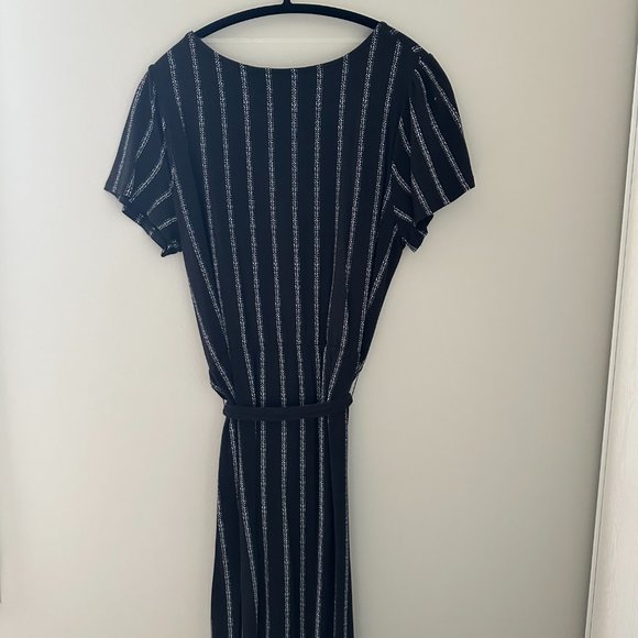 Black v-neck short sleeves dress with belt , Size L - Picture 2 of 2